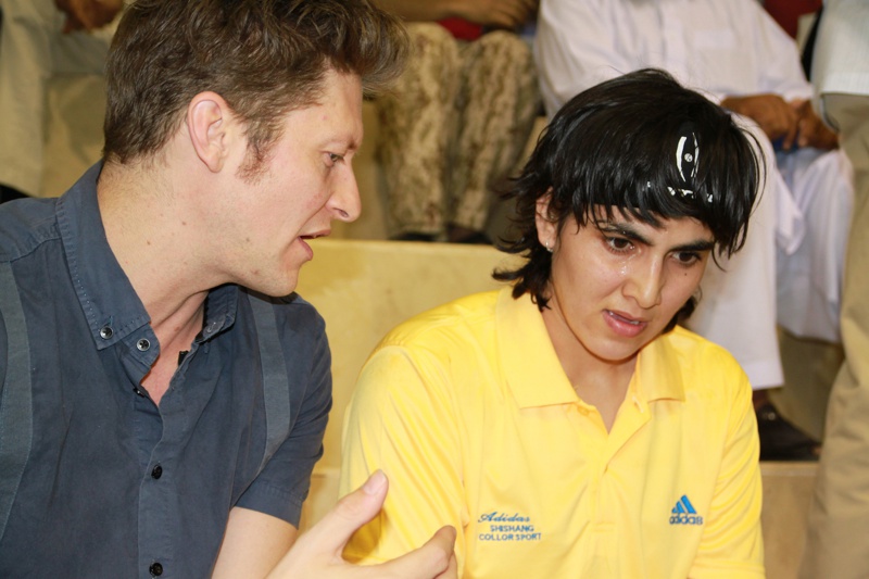 Maria Toorpakai receives advice from coach Jonathon Power